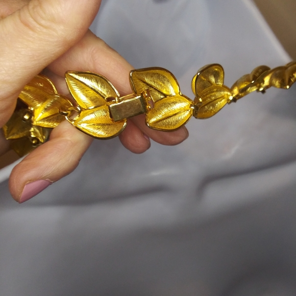 Vintage Gold Etched Double Leaf Necklace - Picture 5 of 7